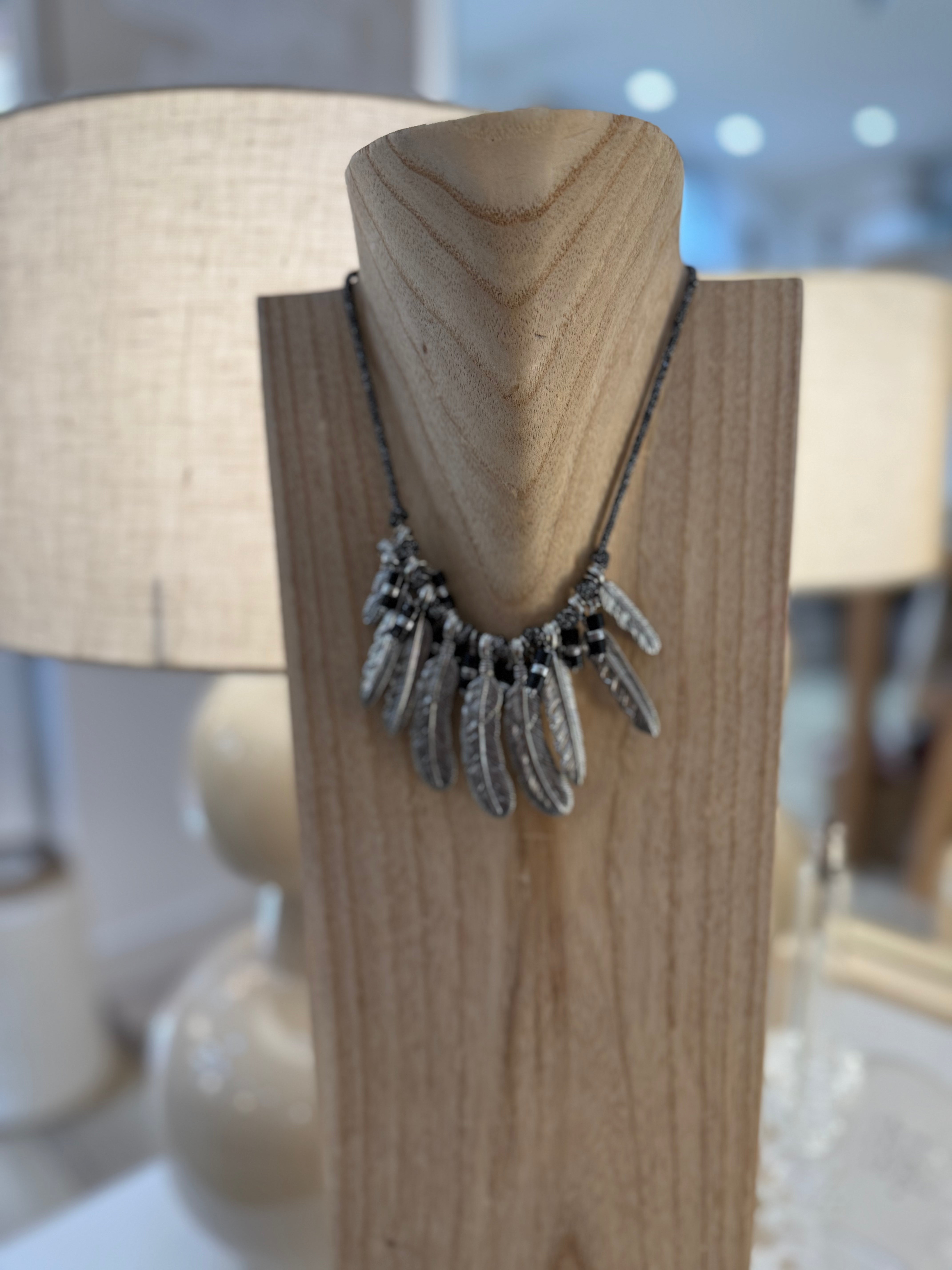 Collier argenté et noir 660110