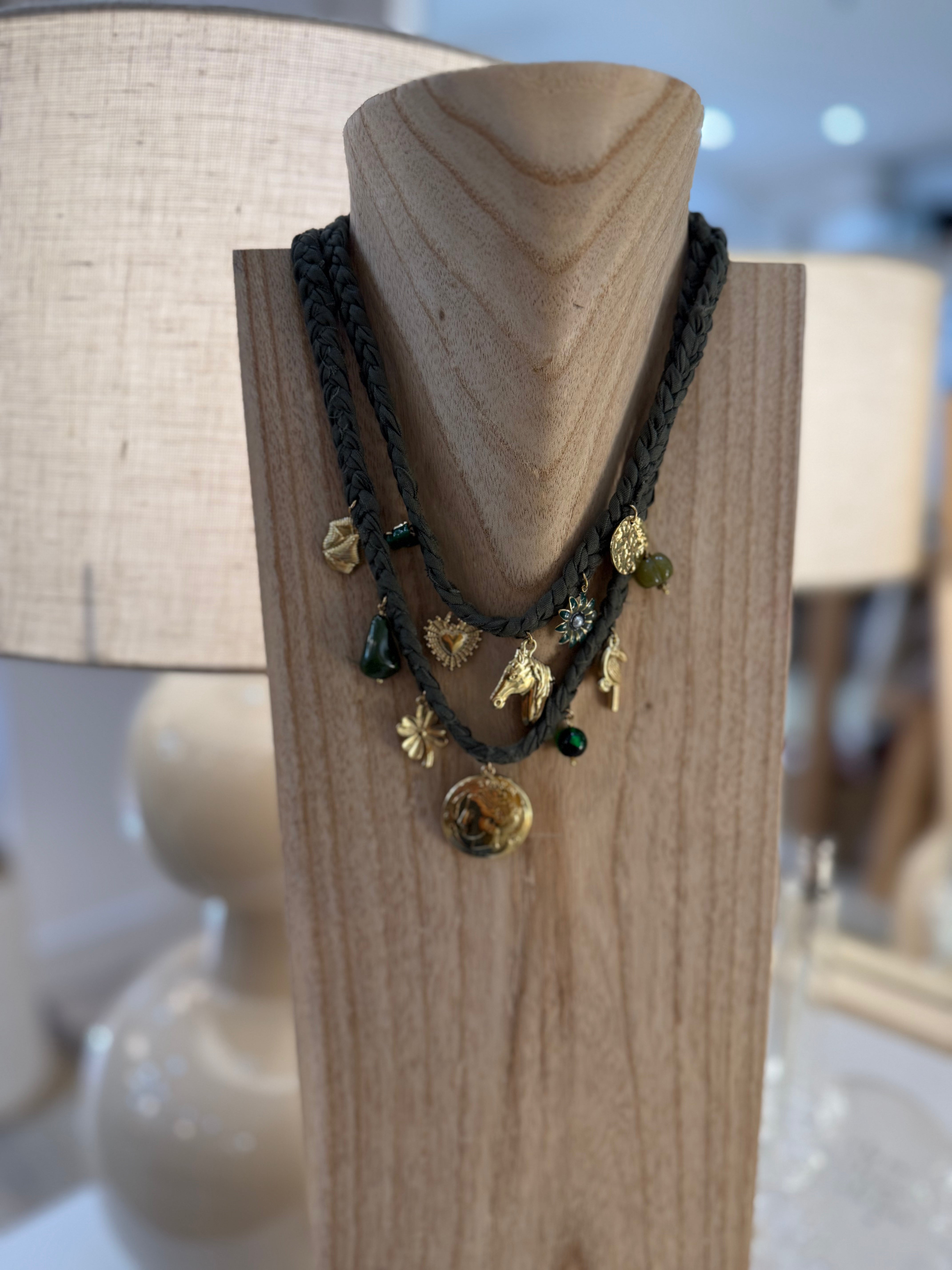Collier kaki 810120